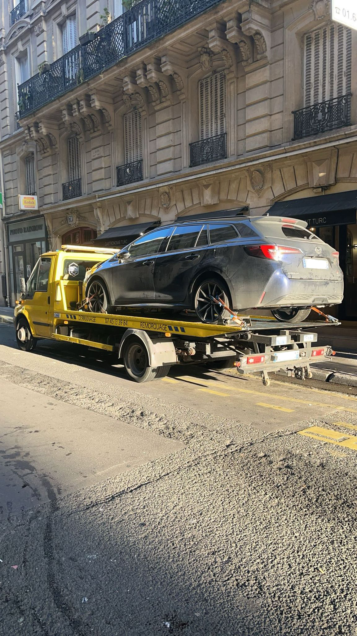 alt="Dépannage de voiture par TurboDépanne avec une dépanneuse professionnelle"
