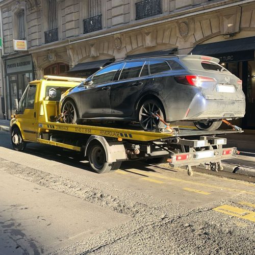 alt="Dépannage de voiture par TurboDépanne avec une dépanneuse professionnelle"